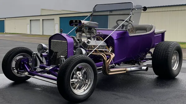 Ford T tunning super agressif fait pour la performance avec partie là où est caché normalement le moteur retirer avec un blower (gros compréseur qui sort du capot) couleur violette