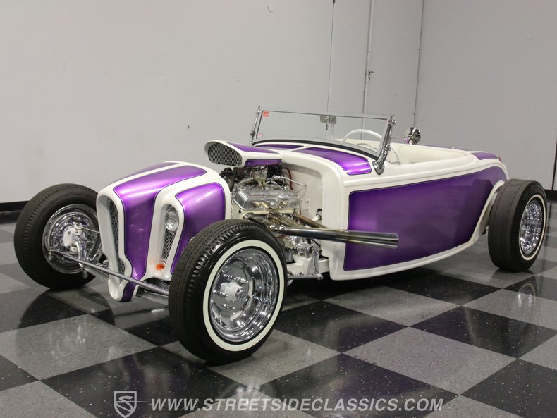 Ford T tunning entre agressif et élégant violet avec cuire et bordure carrosserie en blanc moteur en dehors (pas de capot) avec un petit blower (comprésseur qui sort du capot)