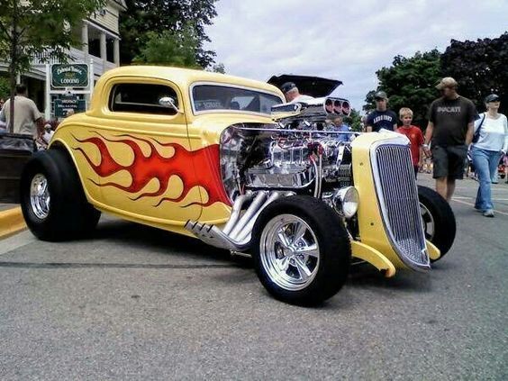 Ford 3 1932 super agressive avec roue de Drag (grosse roue a l'arrière et plus petite à l'arrière) jaune avec des flammes sur toute la carrosserie et moteur plainement exposer (pas la moindre carrosserie autour)