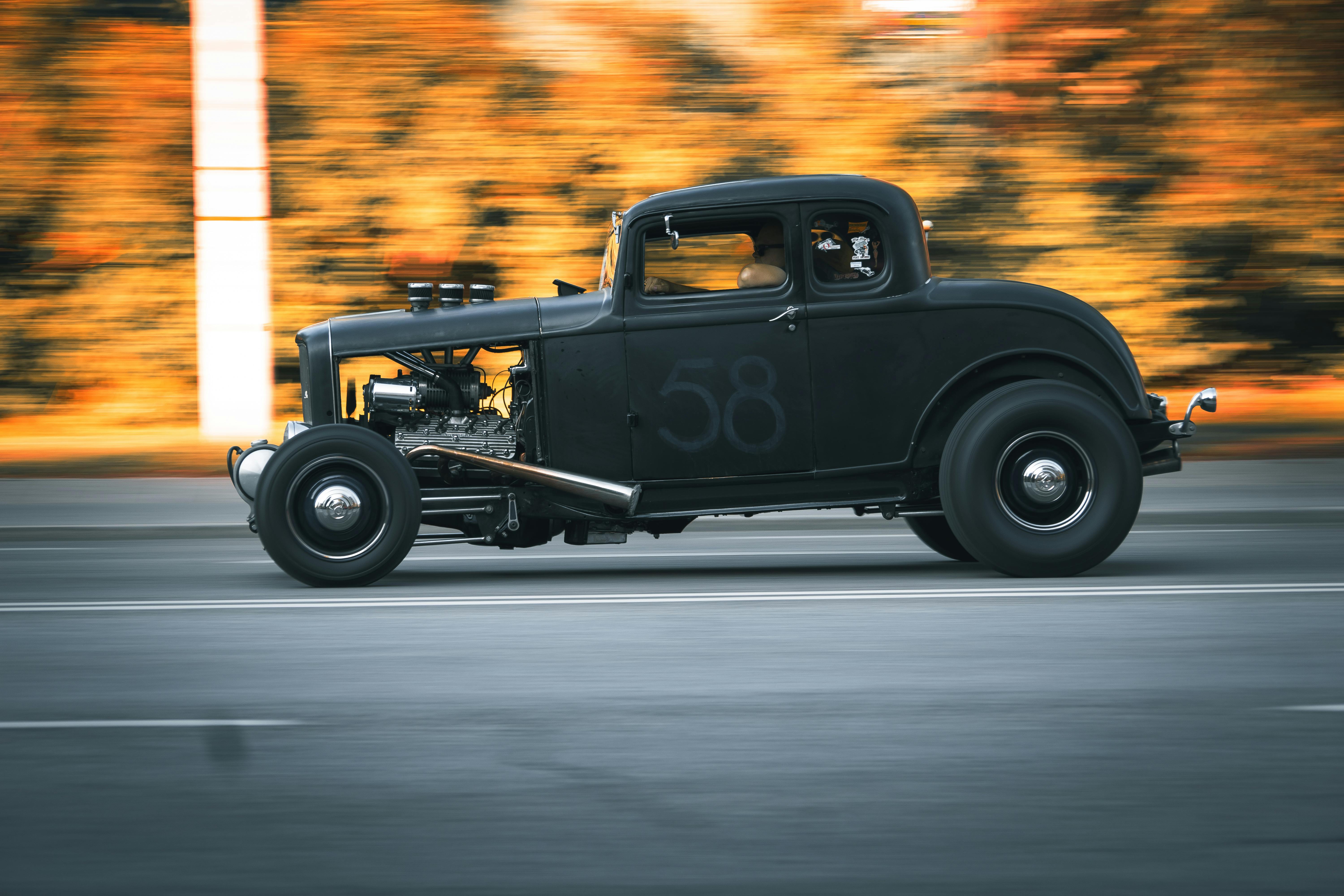 Ford 4 1937 agressive noire avec trois prise d'aire ressemblant a des pistons sortant du capot