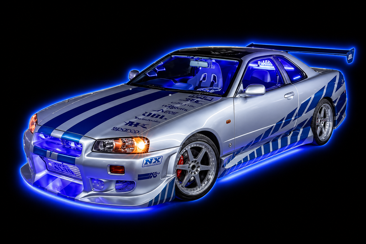 nissan skyline de Fast and Furious 2 appartenant a bryan Oconer, elle est grise est elle a deux bandes bleu au milieu qui vont de l'avant a l'arrière (capot jusqu'au coffre) et elle posède des néons bleu