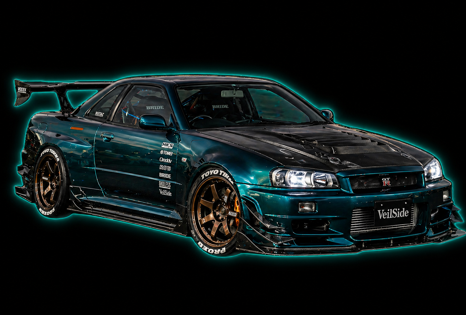 nissan skyline tunée légendaire de la course C1 (course clandestine sur l'autorout entourant daikoku), elle est turcoise, a des jantes dorées et elle a un capot en carbon